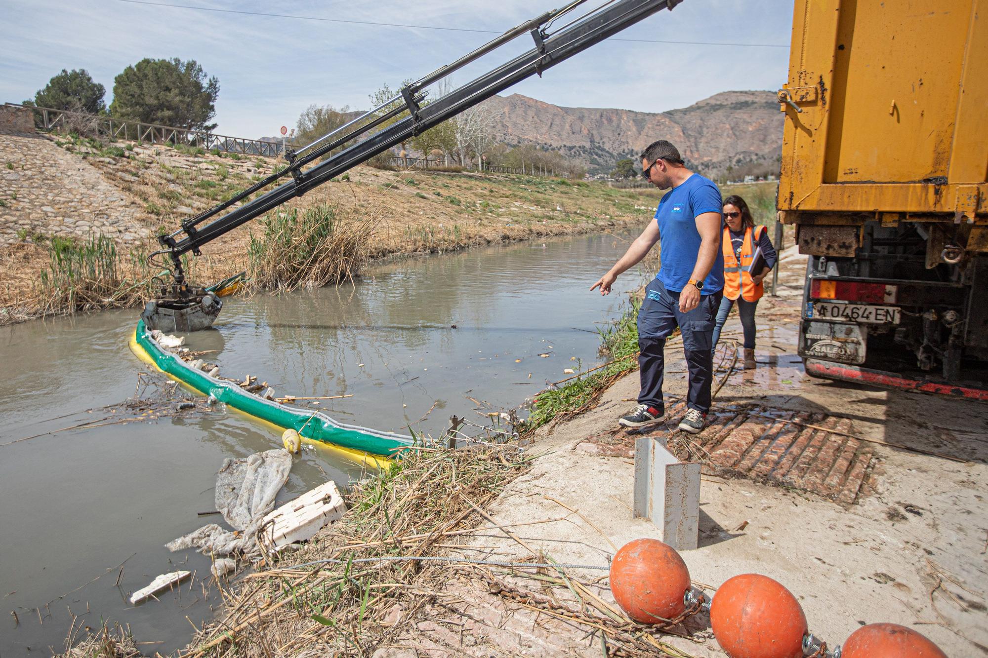 Instalación de una nueva barrera flotante en el Rio Segura