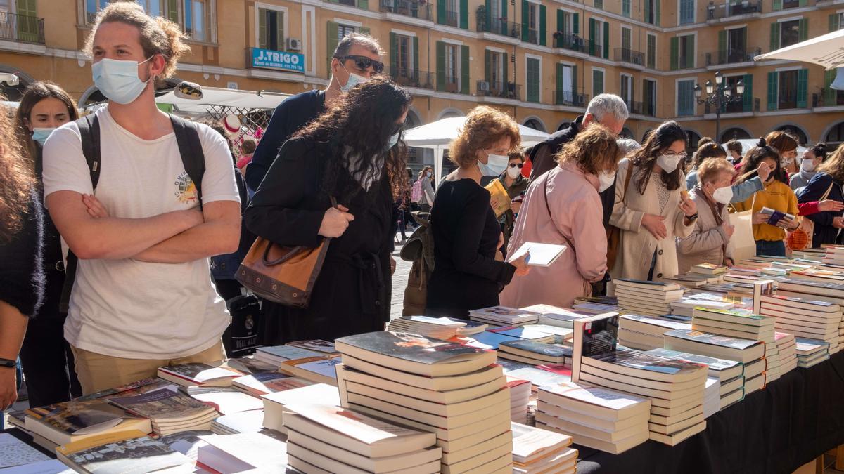 Sant Jordi arranca en Palma animado y con buen ritmo de ventas