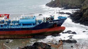 Un barco con productos químicos permanece encallado en el litoral de A Coruña.