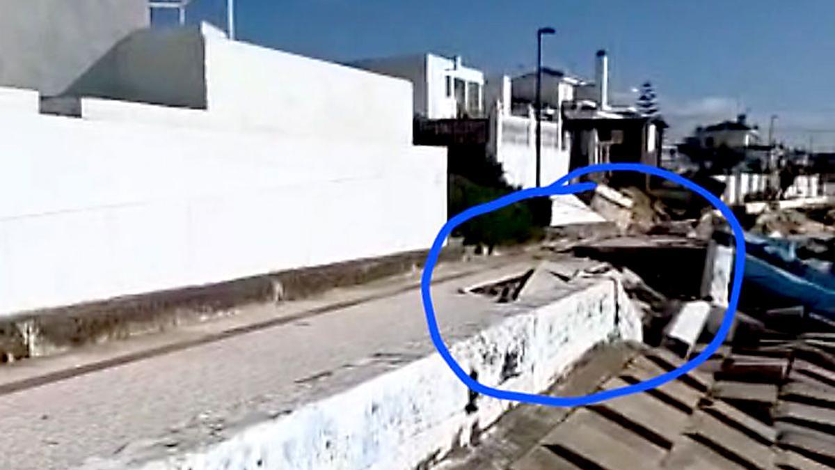 Daños en el paseo marítimo de Matalascañas, que han afectado al edificio Alcotán, a la izquierda.