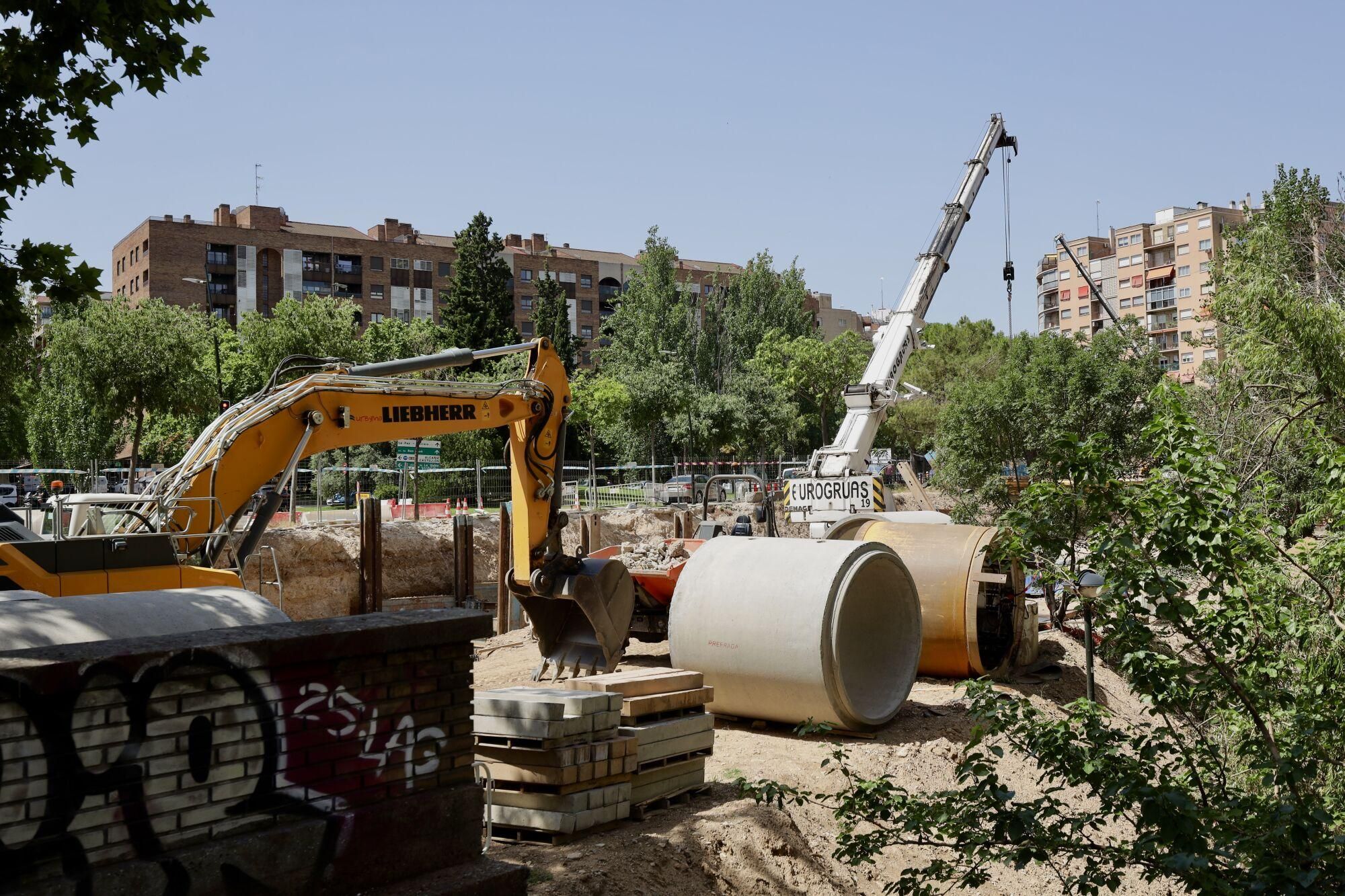 En imágenes | Las obras en el Huerva provocan cortes en el tráfico en Camino Las Torres