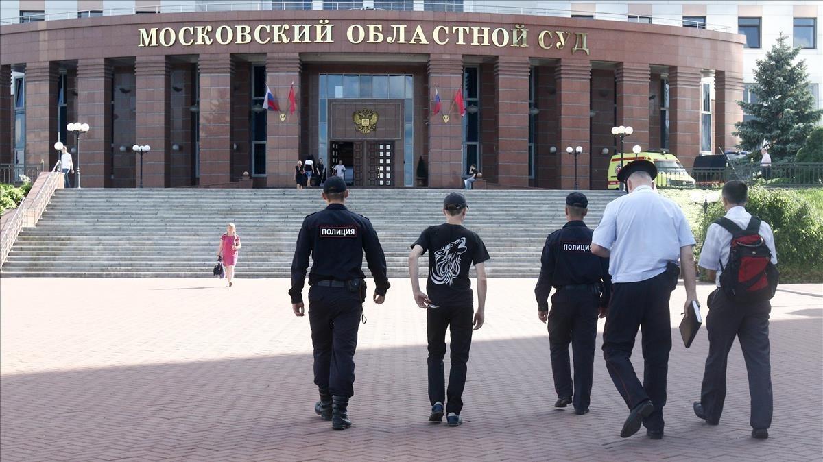 zentauroepp39518508 police officers walk towards to the main entrance of moscow 170801155259