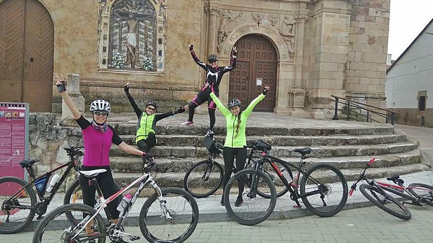 Las ciclistas, en la iglesia de Morales del Vino.