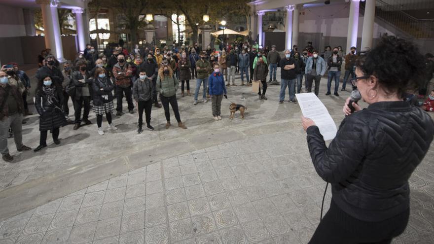 Teatre Kursaal. Protesta i lectura d&#039;un manifest de membres del món de la cultura pel nou tancament de teatres i sales