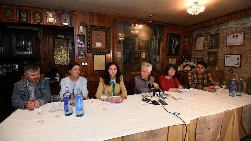 Barreiro, Rodríguez, Díaz, Sobral, Besada y Agís en la presentación ddel pacto del tripartito. // G.Santos