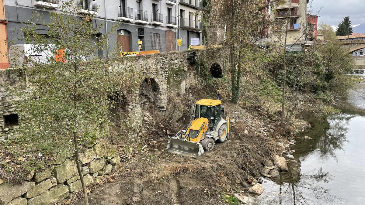 Una màquina a la llera del riu Freser a Ripoll treballant aquesta setmana.