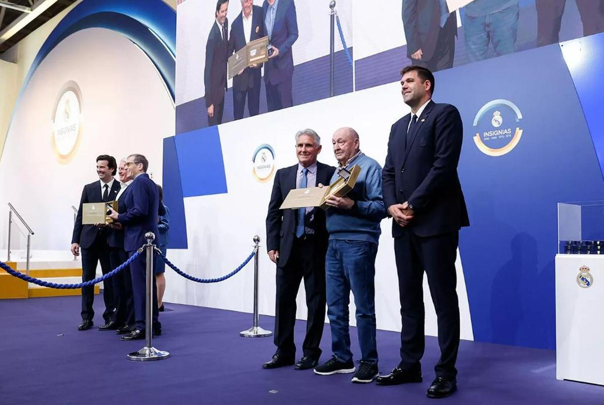 El Real Madrid entrega las insignias de oro y brillantes y de oro.