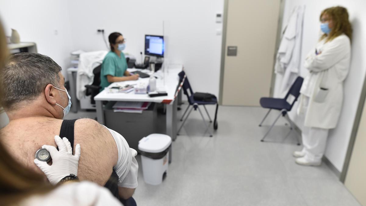 Diferentes médicas atienden a un usuario en la consulta de un centro médico de Cartagena.