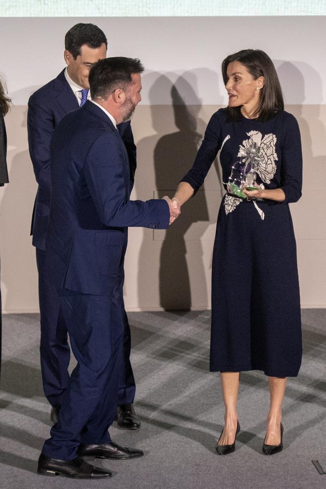 La reina Letizia arranca la semana en Sevilla con vestido de Galcon.