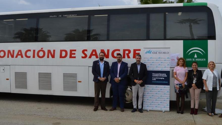 El alcalde de Mijas, Juan Carlos Maldonado, con al presidente de CLC, Juan Miguel Marcos, el edil Josele González, y otros miembros del equipo de gobierno, junto a la unidad móvil del CRTS.