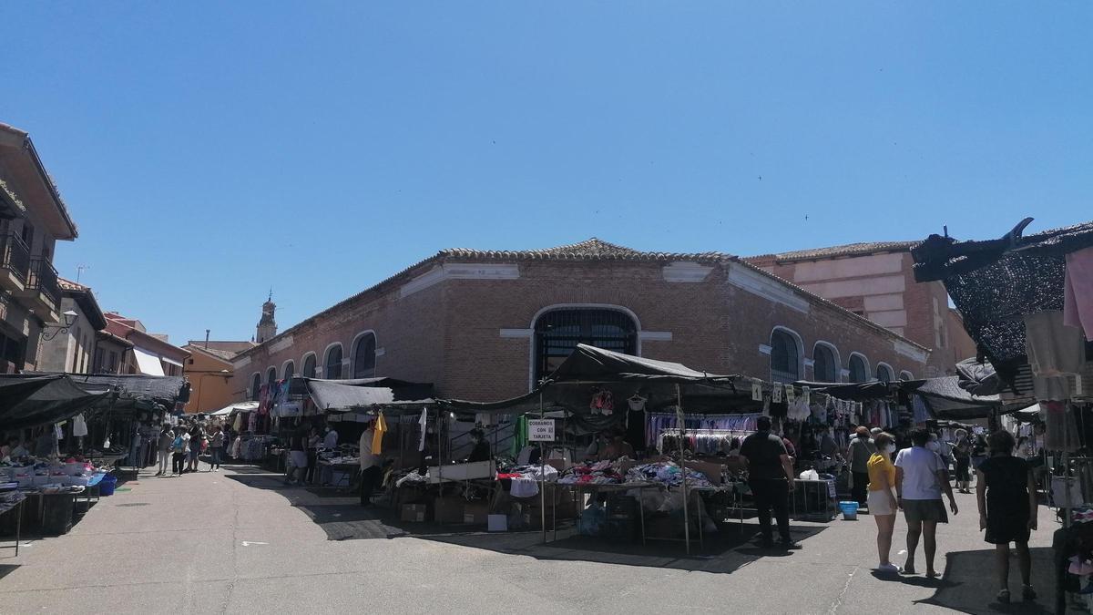 Vecinos de Toro recorren los puntos de venta del mercadillo