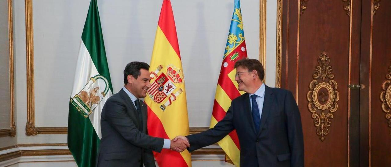El president de la Generalitat, Ximo Puig y el presidente de la Junta de Andalucía, Juanma Moreno, hoy, en Sevilla.