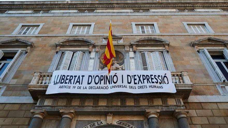 Un pulso sostenido con un nuevo cartel  |  El pulso político no cesa en Cataluña. Joaquim Torra colgó una pancarta en favor de la libertad de expresión en la fachada del Palau de la Generalitat cuando apenas pasaban cinco minutos de la hora límite fijada por la Junta Electoral para retirar la anterior. El cartel previo, descolgado al presentarse los Mossos con una orden para cumplir las indicaciones de la JEC, fue colocado después entre dos balcones particulares de otro edificio de la plaza Sant Jaume de Barcelona, donde se ubica el Palau.