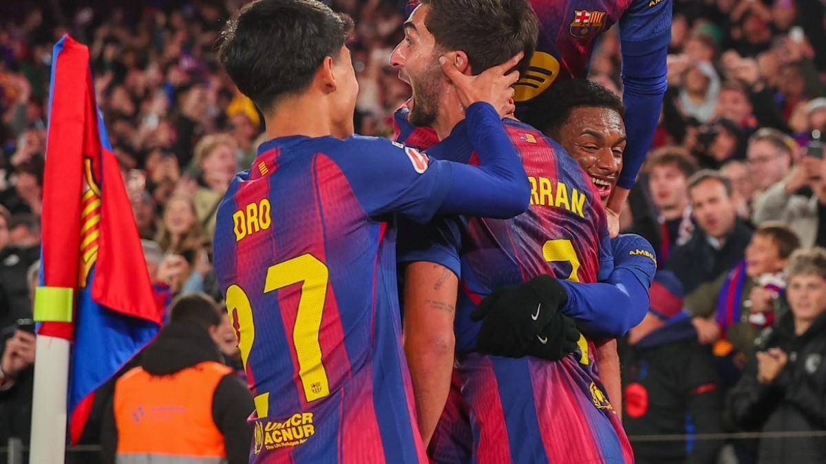 Dro celebra con Ferran el 3-1 ante el Atlético