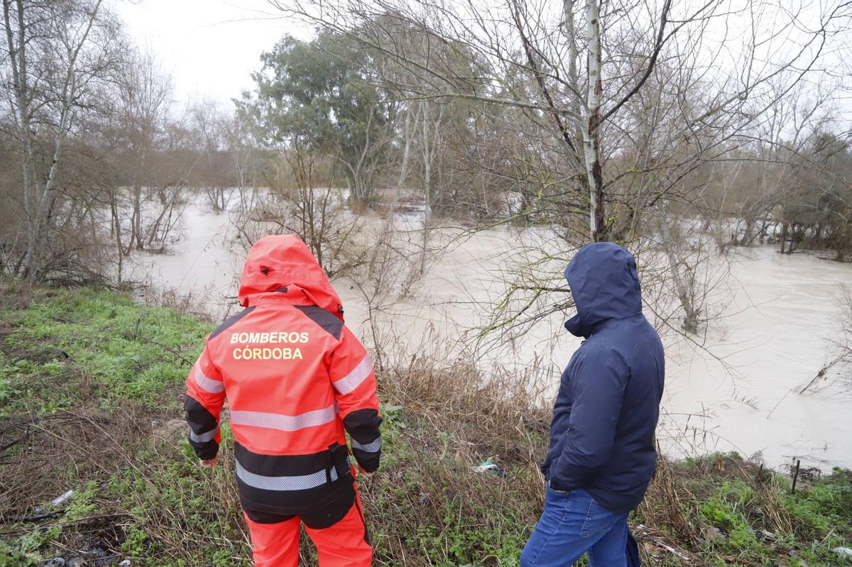 Vecinos y bomberos vigilan con cautela el cauce del Guadalquivir en la barriada de Majaneque ante la amenaza de la borrasca Leonardo. A.J. González, Córdoba, España, 4 de febrero de 2026.