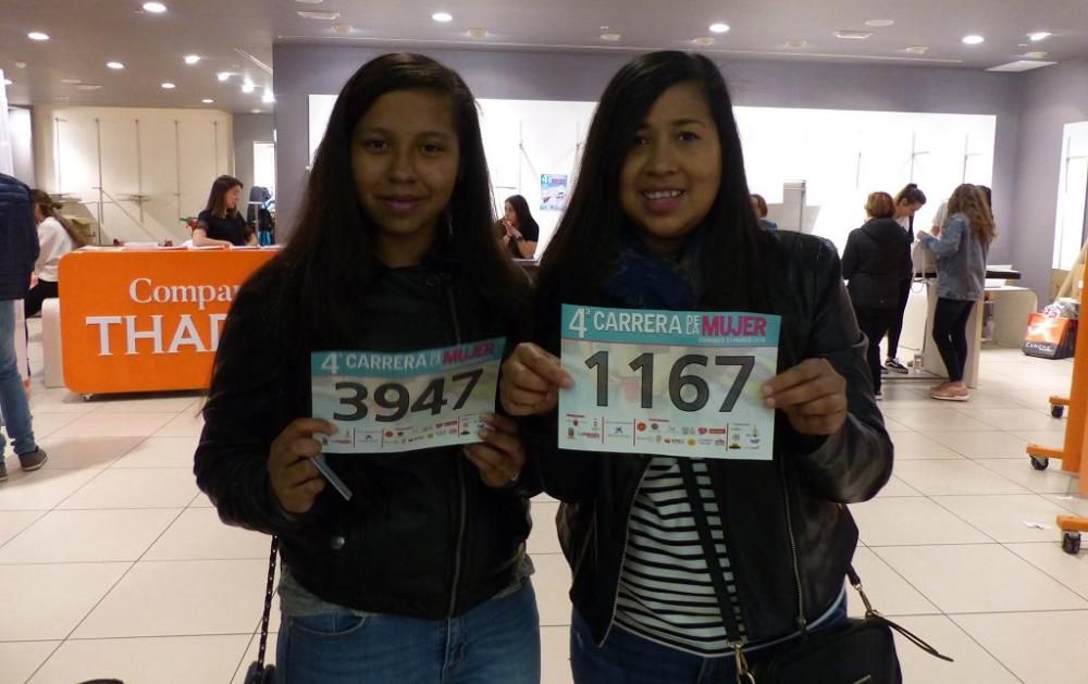 Recogida de dorsales en el Thader para la IV Carrera de la Mujer (Tarde)