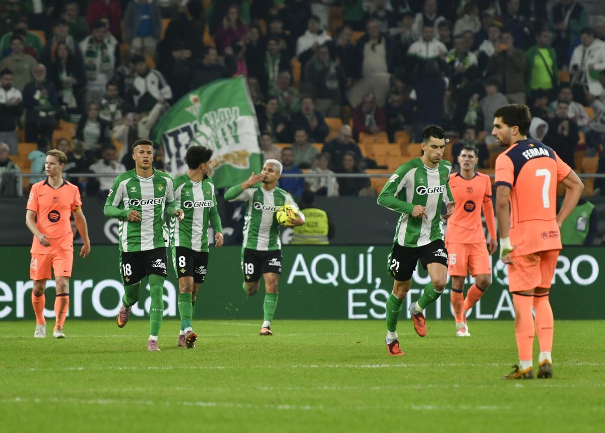 SEVILLA, 06/12/2025.- El delantero del Betis Cucho Hernández, celebra el tercer gol ante el Barcelona, durante el partido de LaLiga EA Sports que Real Betis y FC Barcelona disputan este sábado en el estadio de La Cartuja, en Sevilla. EFE/ Raúl Caro