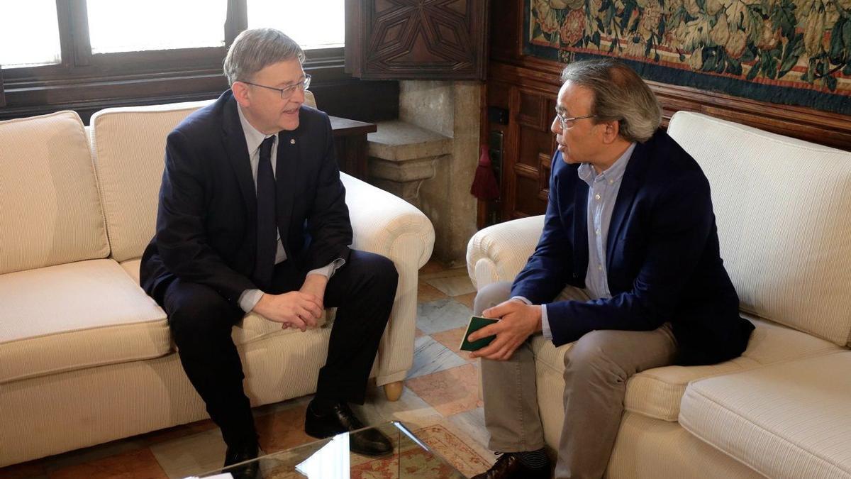 El president Puig dialoga con el ex sindic del PSPV, Manolo Mata, en un encuentro en el Palau de la Generalitat