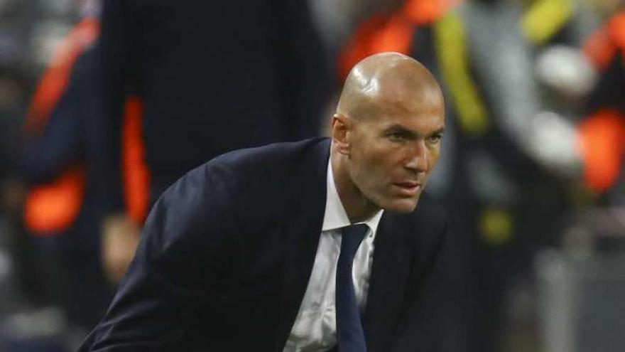 Zidane sigue las evoluciones del juego en Dortmund. // Reuters