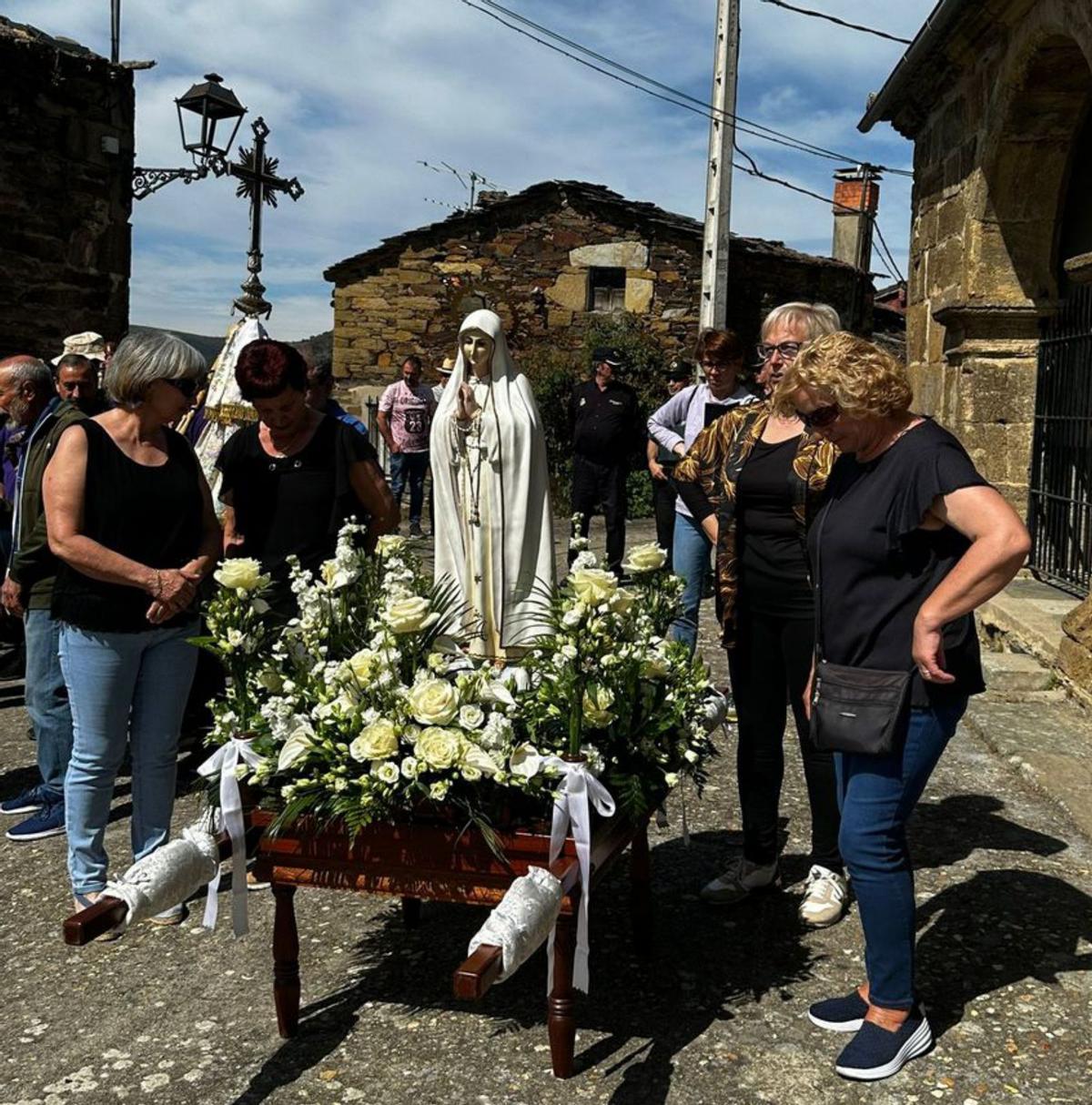 Fátima pasea en la ribera del Manzanas