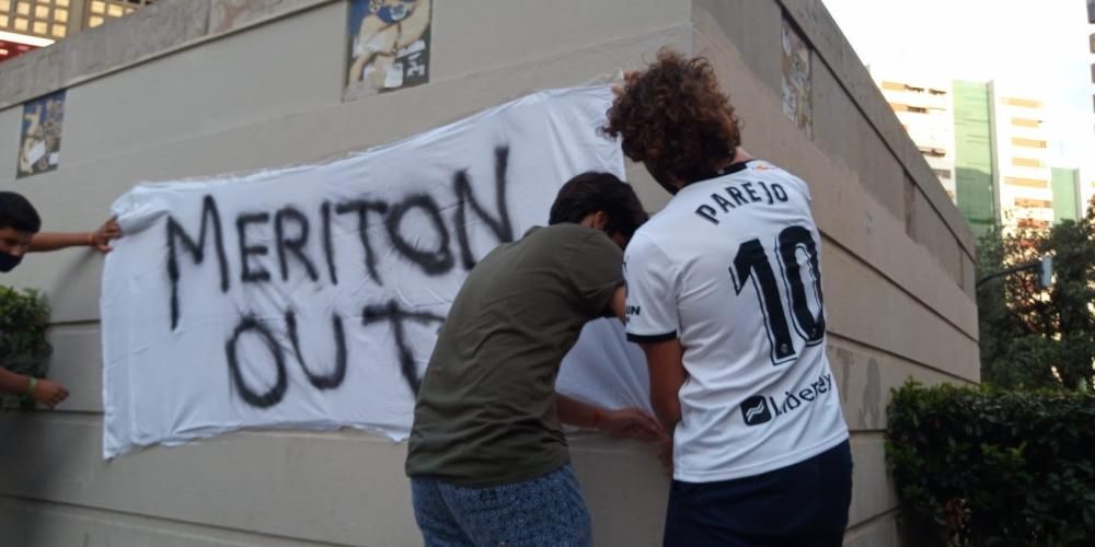 Protestas de la afición del Valencia CF contra Peter Lim