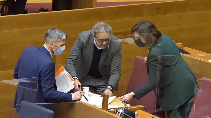 El síndic del PSPV, Manolo Mata, en el centro junto a la diputada Carmen Martínez y Carlos Gracia (Cs)