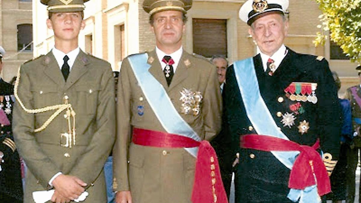 Tres generaciones de Borbones: Felipe, su padre Juan Carlos y su abuelo Juan de Borbón, 1986