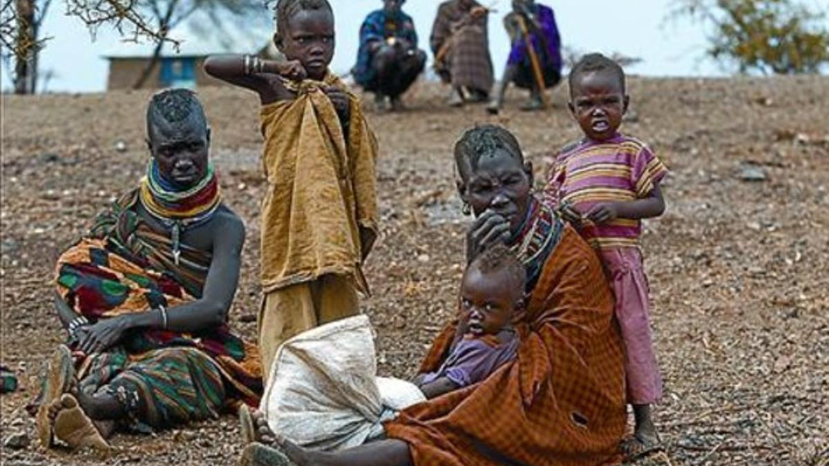 En riesgo 8Una familia de Turkana (Kenia) espera alimentos.