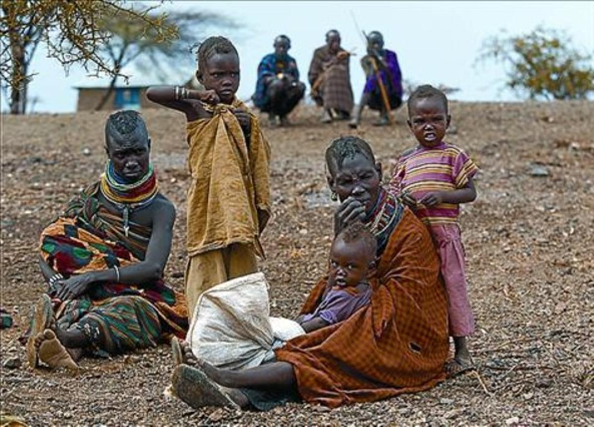 En risc 8 Una família de Turkana (Kenya) espera aliments.