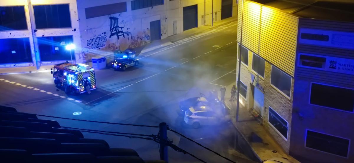 Imagen que demuestra el estado en el que quedaron los coches tras el incendio de la pasada madrugada.