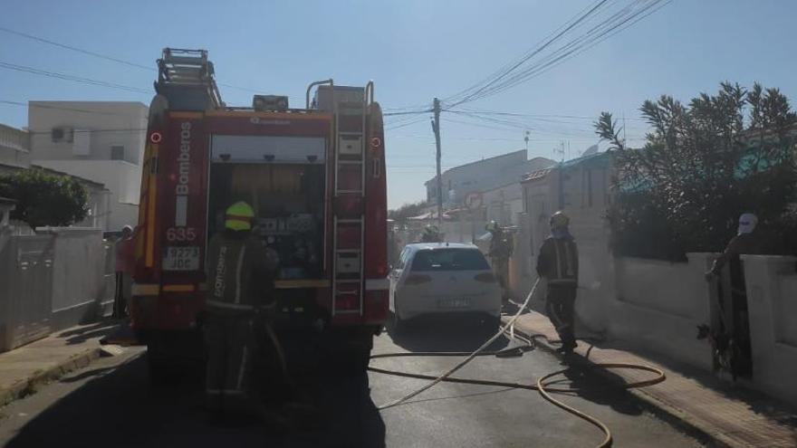 Herido grave en un incendio en la urbanización El Limonar de Torrevieja