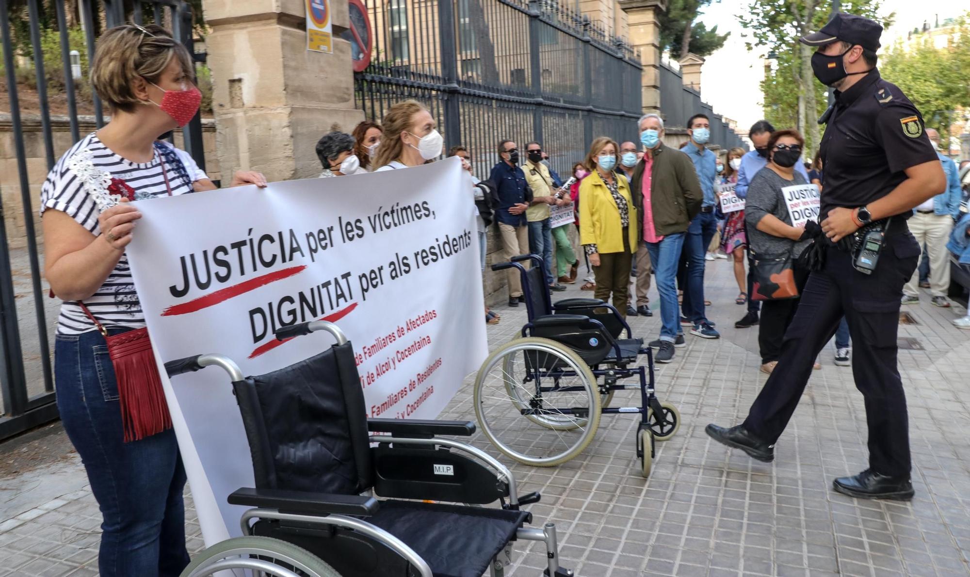 Los familiares de la residencia de Oliver se concentran para pedir responsabilidades al Gobierno autonómico