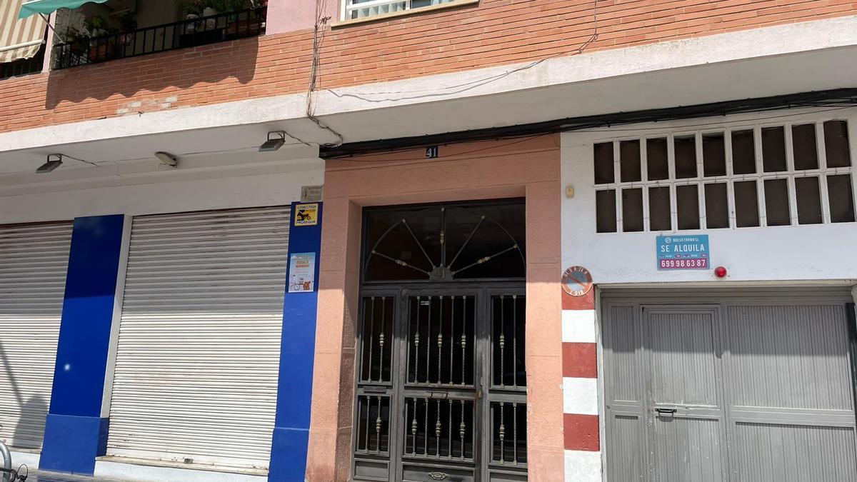 El portal de la vivienda donde sucedieron los hechos.