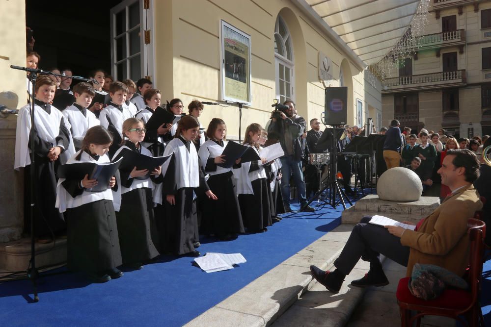 Mil niños de la Fundación Victoria, la Banda Municipal de Málaga y la Escolanía del Corpus Christi ofrecen un concierto navideño frente al teatro malagueño.