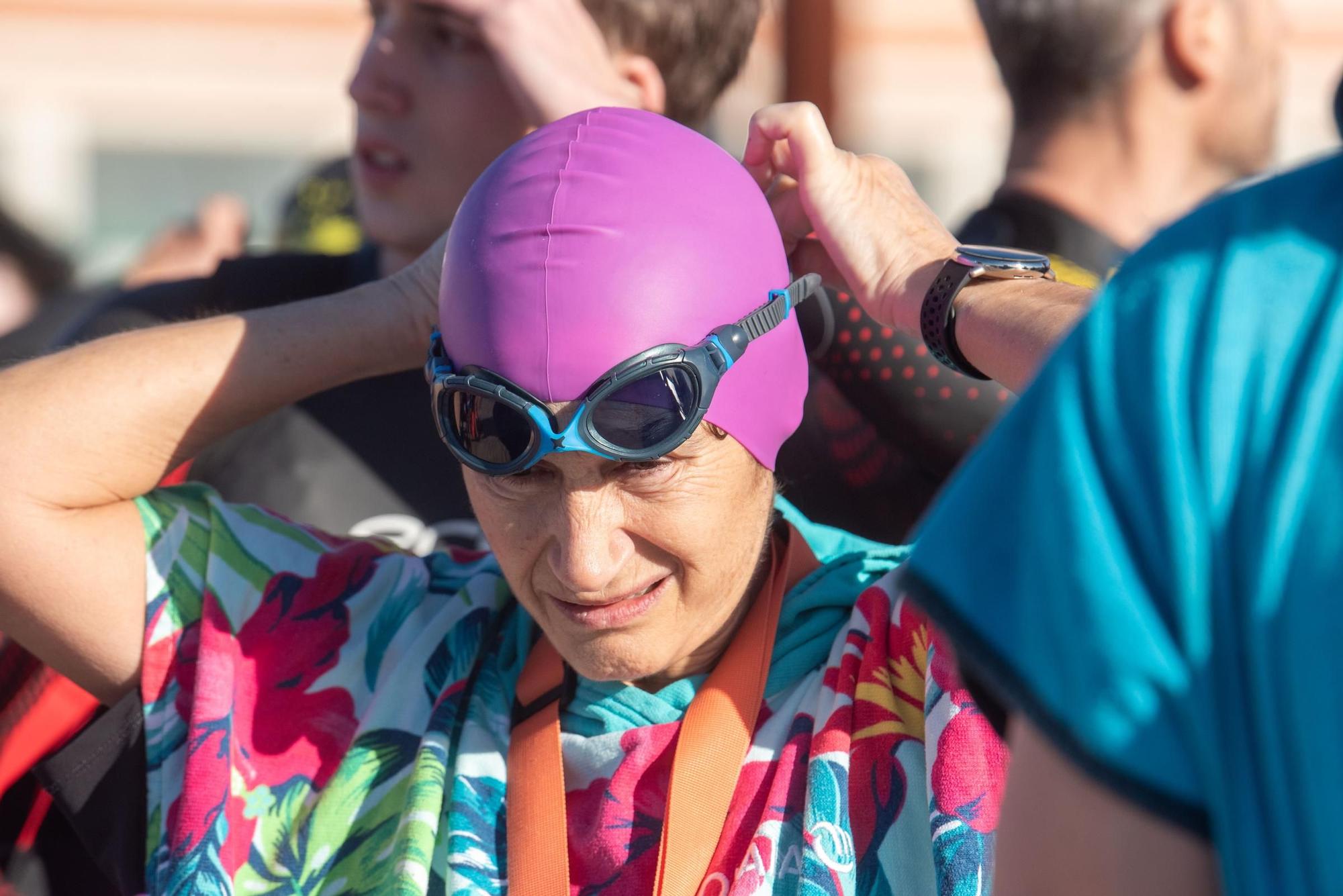 A Coruña desafía al frío y al mar para visibilizar la ELA
