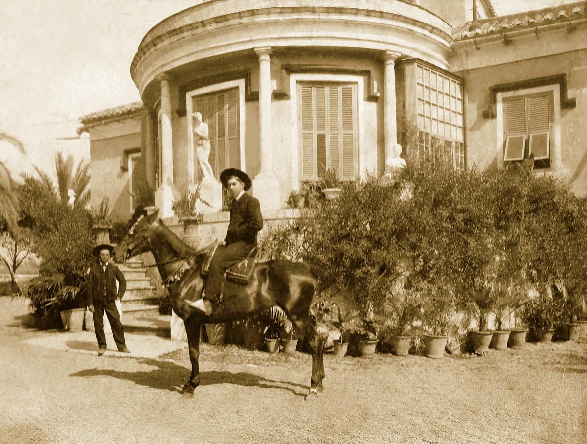 El futuro novillero posa a caballo delante de su casa de Vistafranca, en el Camino de Churriana, en 1905.