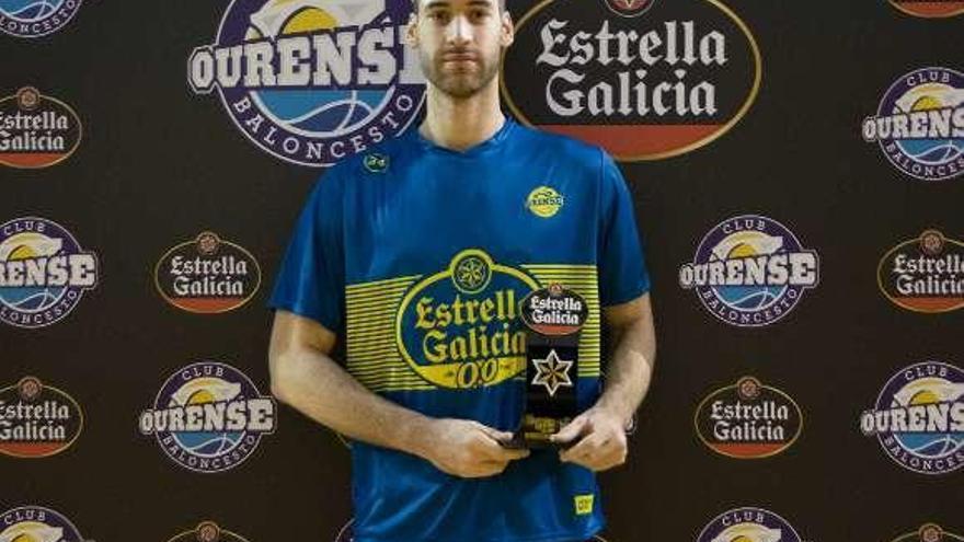 Darko Balaban, con el trofeo conquistado en diciembre. // FDV