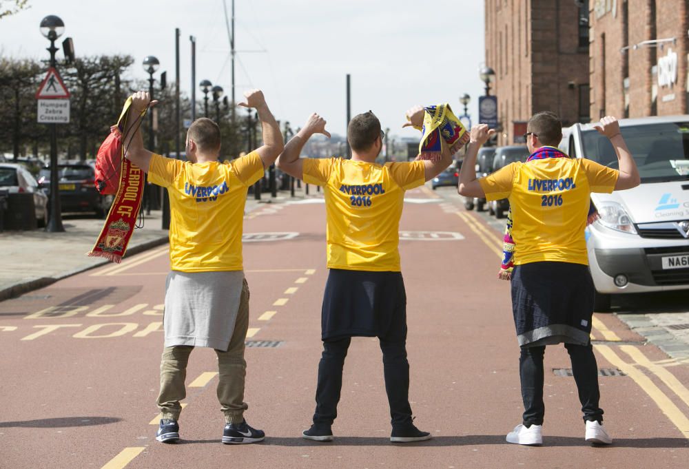 Liverpool se tiñe de amarillo