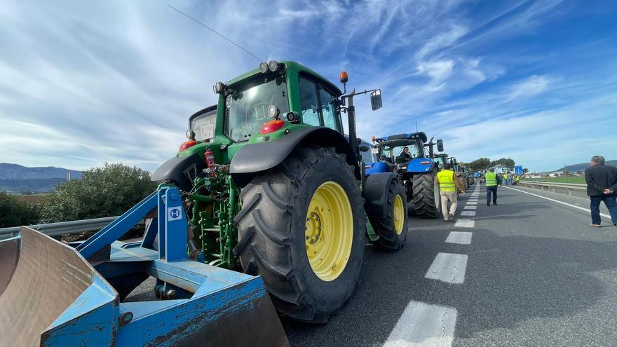 Una protesta de los agricultores causa 8 kilómetros de retenciones en Igualeja