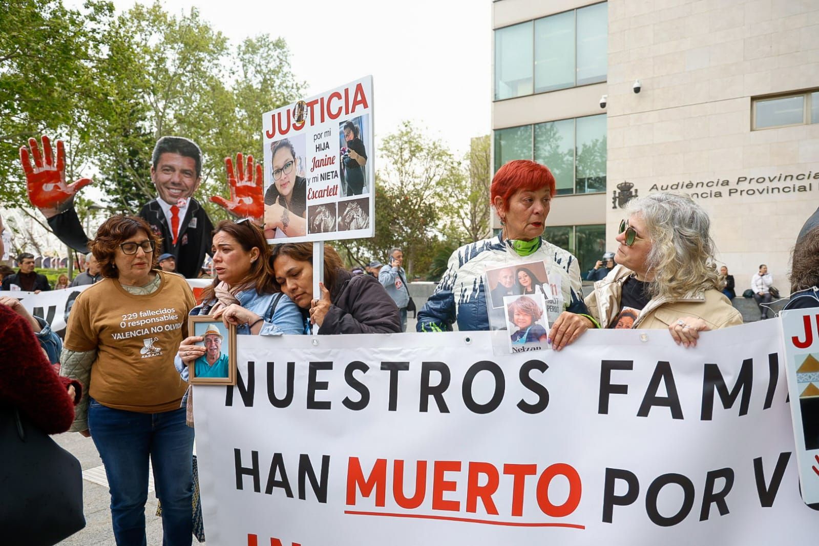 Todas las imágenes de la llegada de Pradas y Argüeso para declarar como imputados por la gestión de la dana