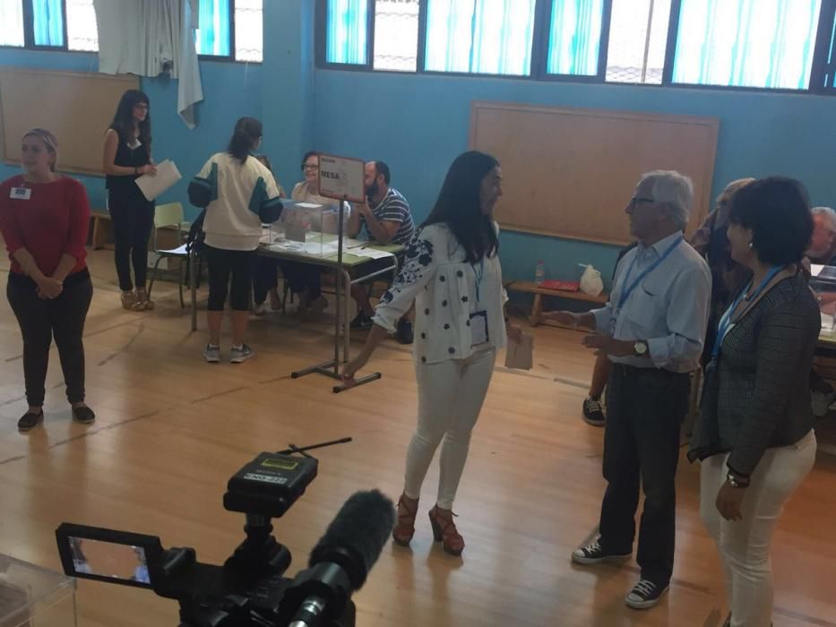 La candidata del PP al Congreso por Las Palmas, María del Carmen Hernández Bento, en el colegio electoral donde hoy depositó su voto.