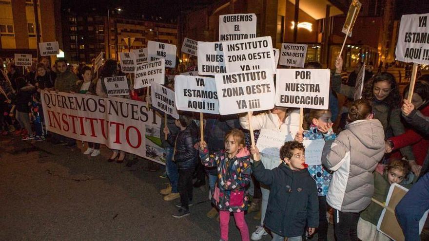 Manifestantes cortando el tráfico, ayer, en la glorieta Gabino Díaz Merchán de La Florida.