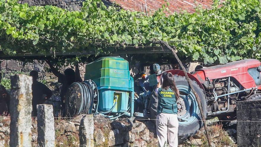 Un tractorista fallece en Besomaño (Leiro-Ribadumia) al sufrir un accidente al sulfatar una parra.   | // IÑAKI ABELLA