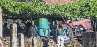 Un agricultor fallece al quedar atrapado su tractor bajo una parra en Ribadumia
