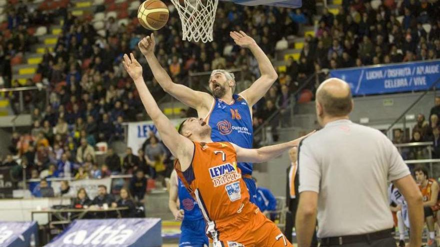 Hampl, en su primer partido como jugador del Leyma, es defendido por Martínez.