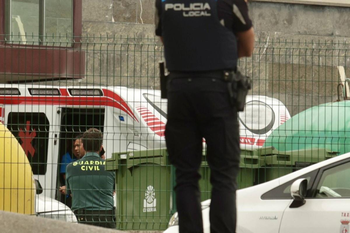 En imágenes: un guardia civil mata a su exmujer en el cuartel de Llanes y muere tras un tiroteo con compañeros en su huida En imágenes: un guardia civil mata a su exmujer en el cuartel de Llanes y muere tras un tiroteo con compañeros en su huida