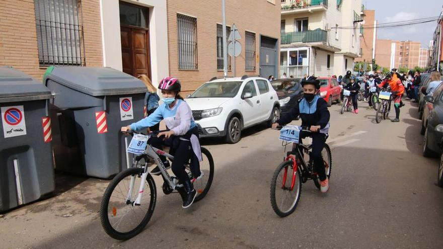 Un momento de la marcha ciclista en favor de los refugiados de Ucrania por la zona de Levante.