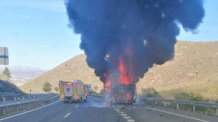 Un autobús se incendia en plena ruta en Lorca y queda completamente calcinado