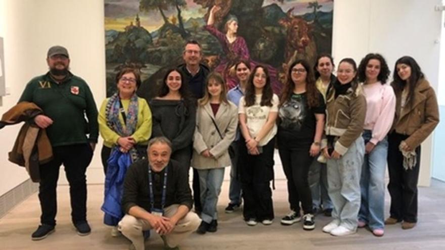 De izquierda a derecha, los alumnos Roberto Álvarez (junto a Josefina Velasco, autora del artículo), Laura Pila, Ángela González, Iyana Fernández , Irene Laso, Mónica Vega, Ainara Rodríguez, Anika Vera, Julia Sánchez y Aitana Martínez, con el profesor Juan José García (detrás) y el guía David Estévez (agachado) ante «La Maga Circe», de Luis Rodríguez-Vigil, en el Museo de Bellas Artes.