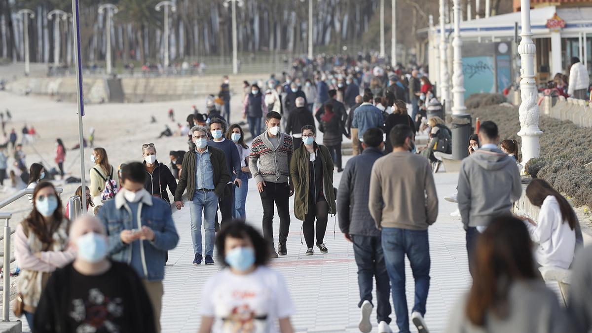 Imagen del paseo de la playa de Samil el primer día de la desescalada de la tercera ola